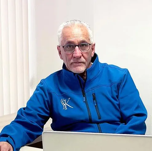 Carlos Lorenzana en la clínica KineMethod Terapies Perfil.